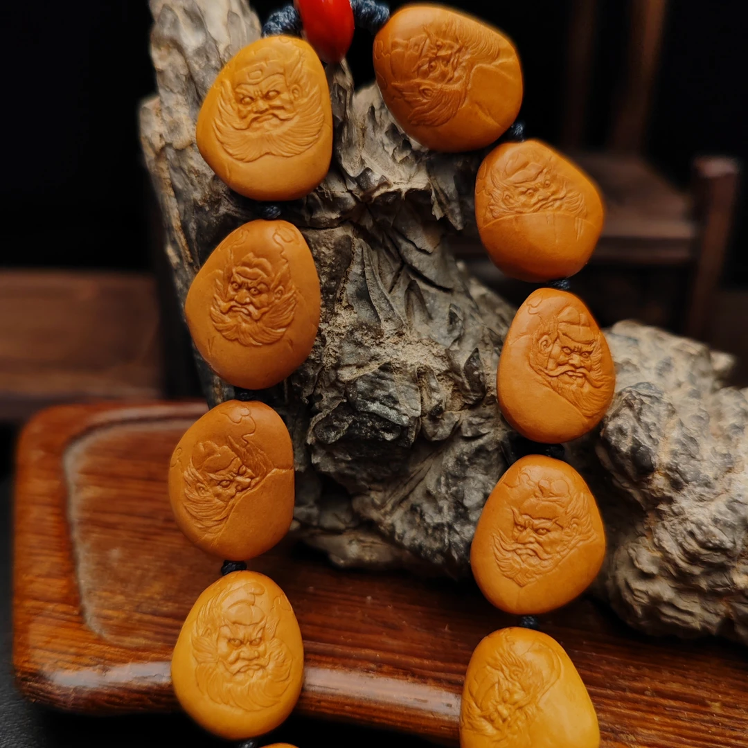 松子手串雕刻《钟馗百态》，尺寸：1.4*1.6