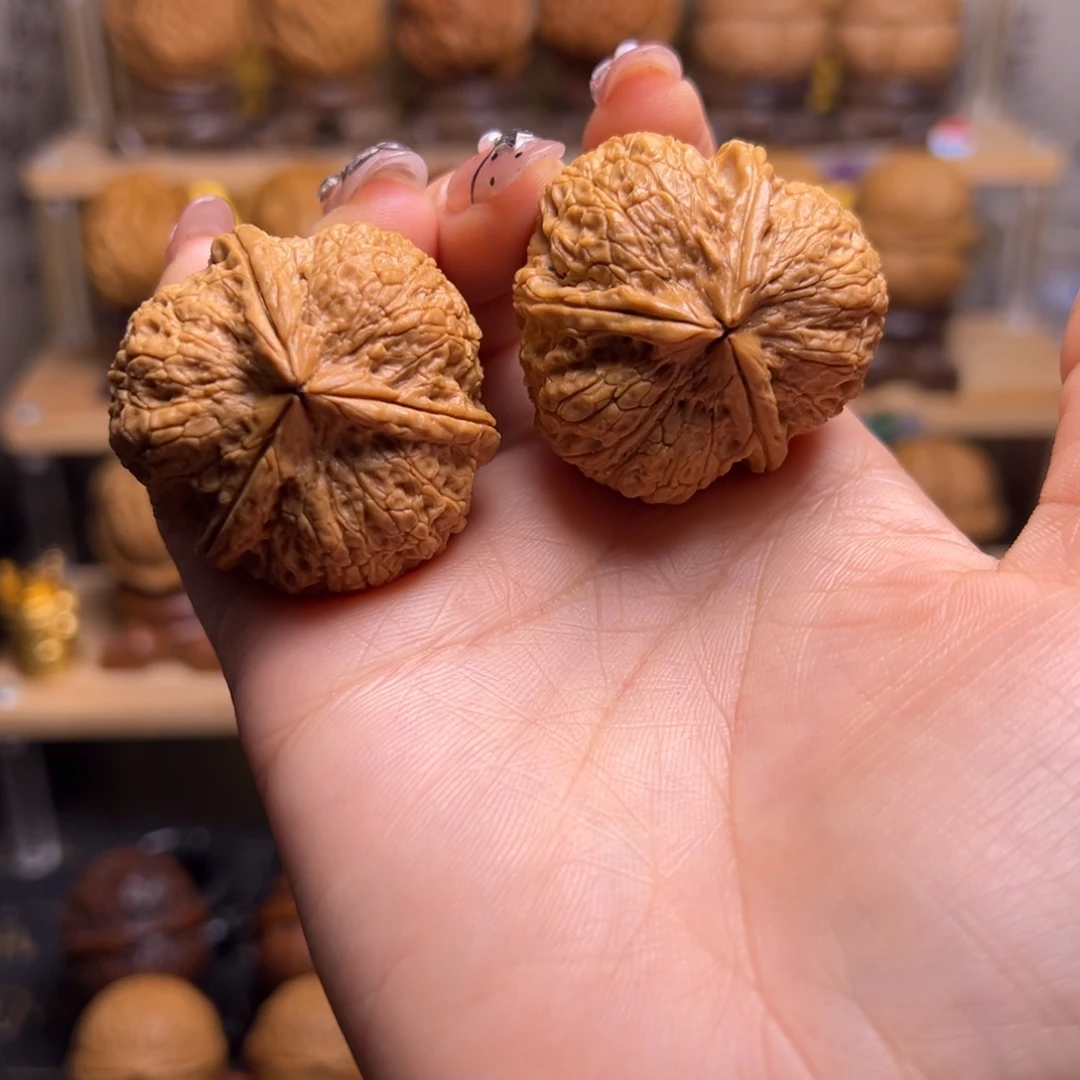 磊***把件桃核虎王三棱H010