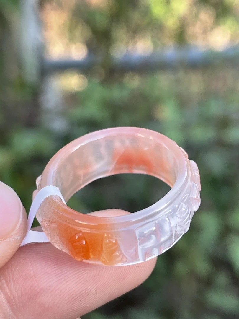 精品南红戒圈六字真言内径18.5mm，整体尺寸25.5x9mm，特色冰飘