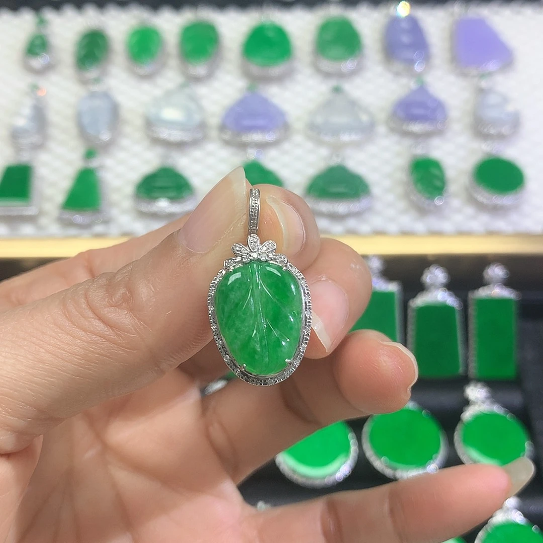 颈饰18K金镶嵌翡翠吊坠