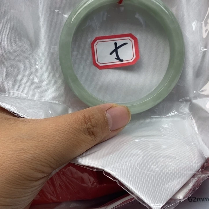 翡翠手镯未镶嵌翡翠