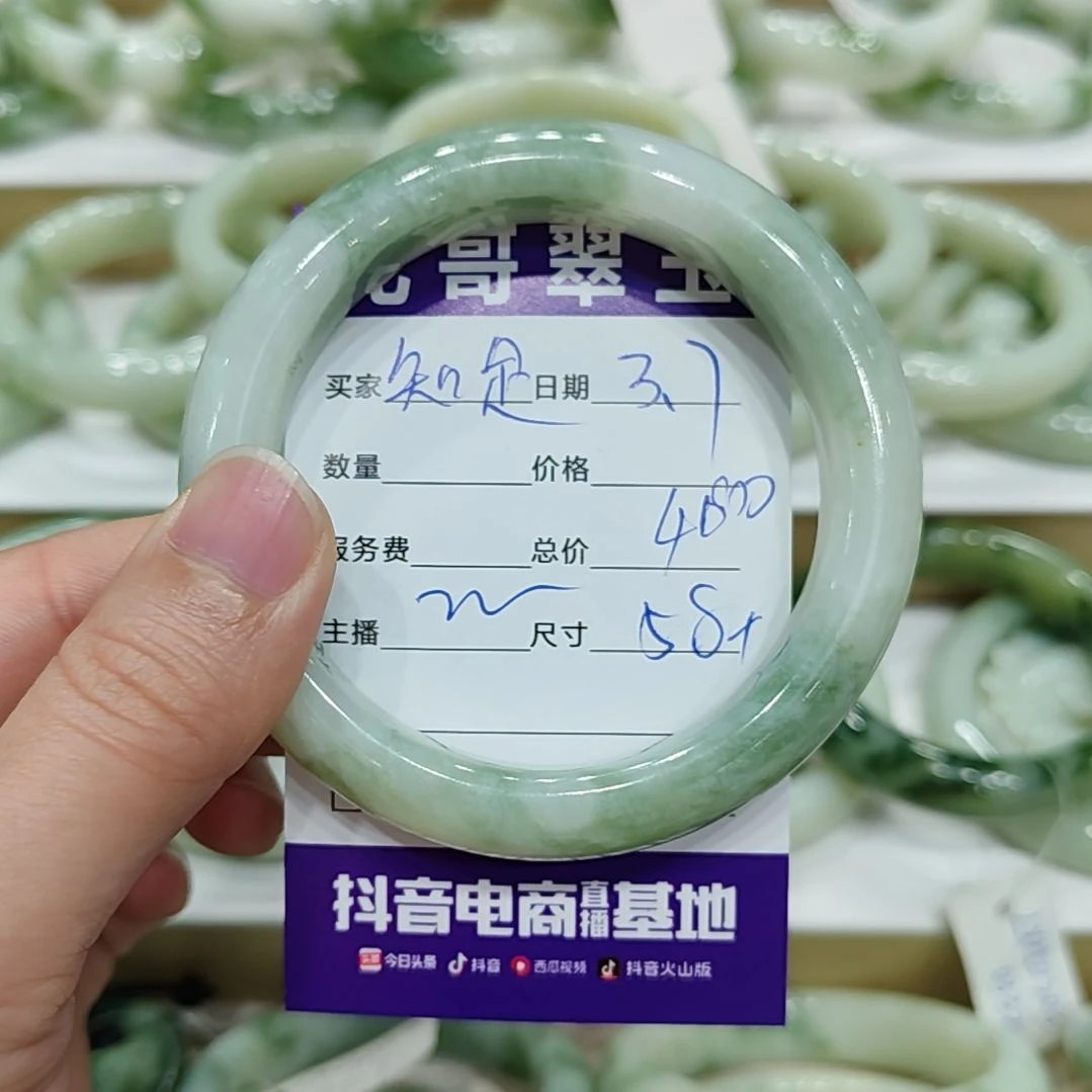 透闪石-蛇纹石玉手镯未镶嵌知**乐