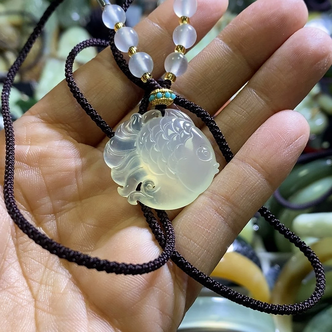 岫玉未镶嵌颈饰一个