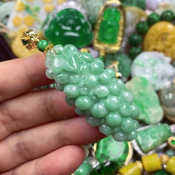 翡翠未镶嵌吊坠(赠链)