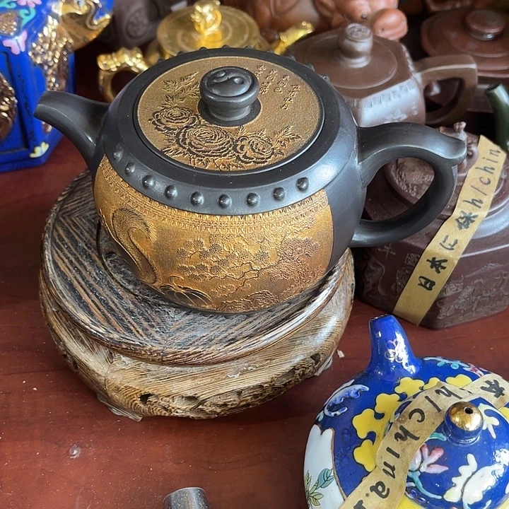 徳***重茶壶紫泥原矿泥料手工制作的一把紫砂壶。