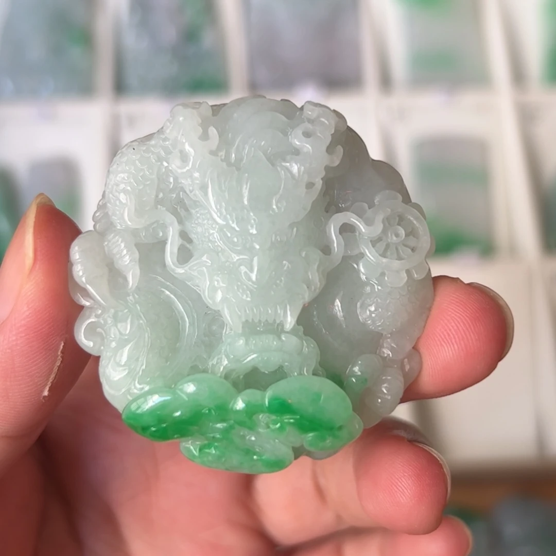 翡翠未镶嵌颈饰龙