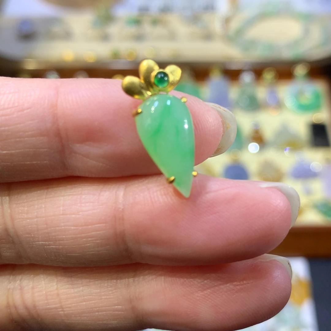 颈饰18K金镶嵌翡翠