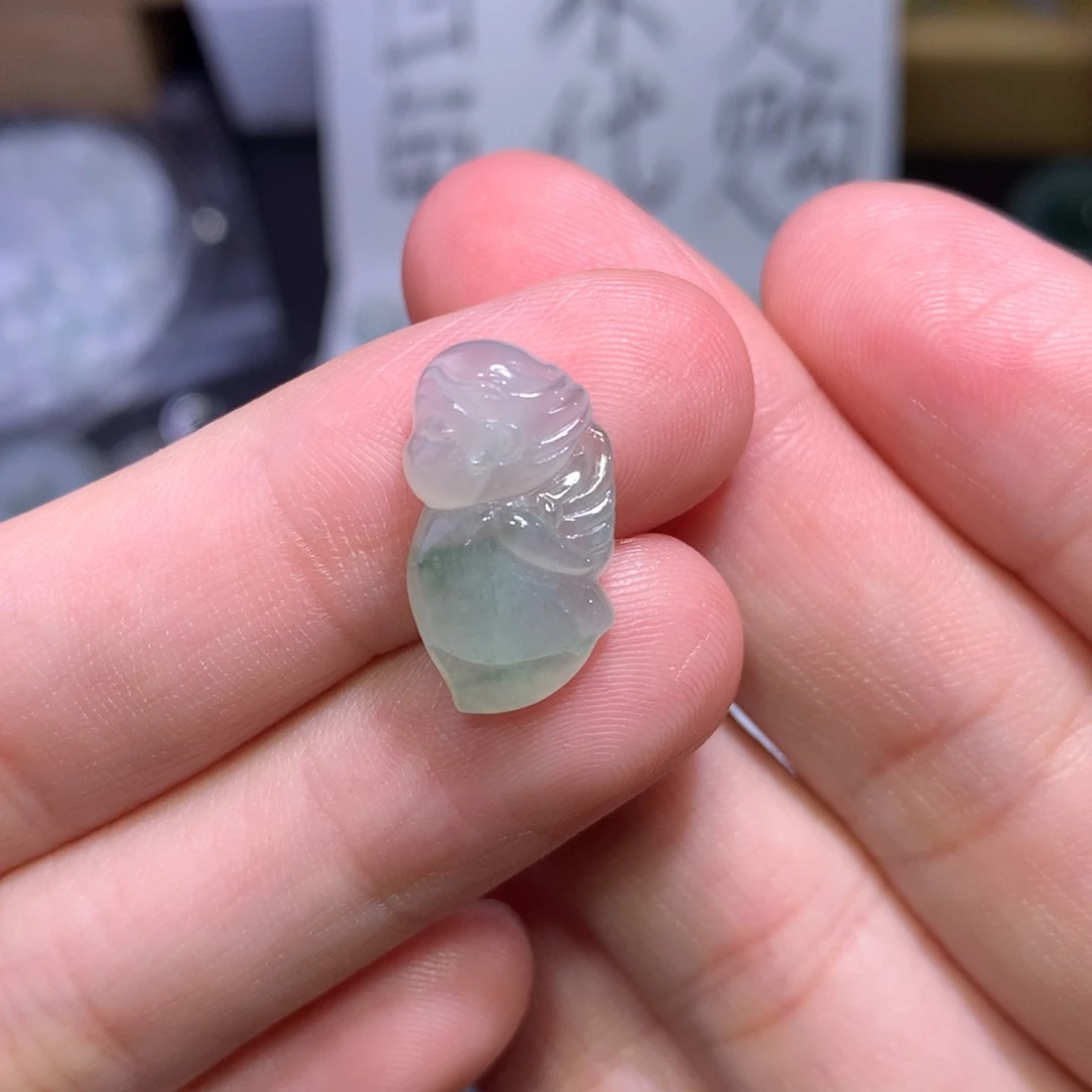 翡翠未镶嵌颈饰仙子