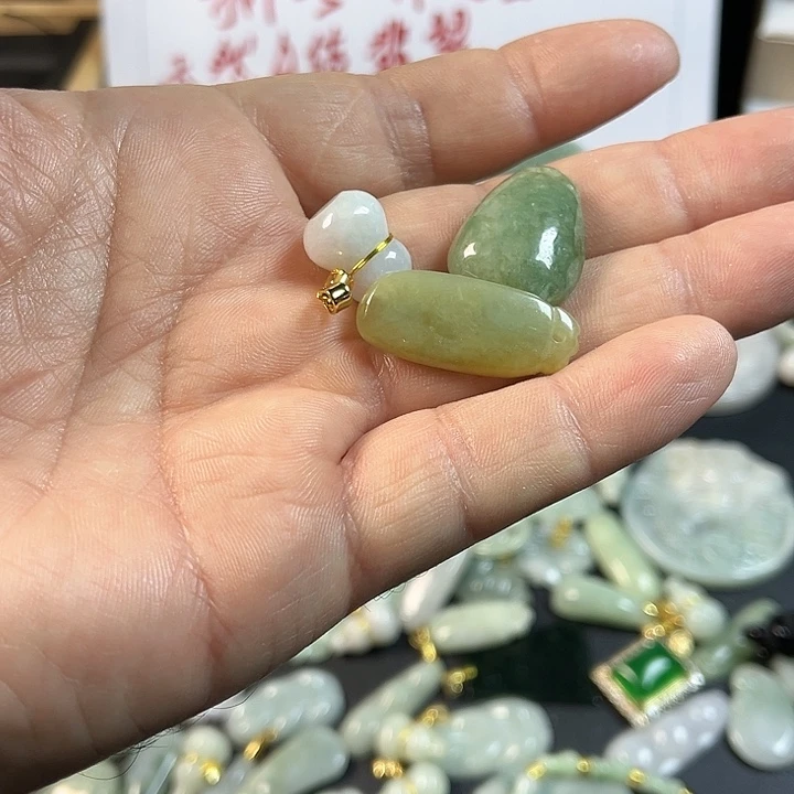 翡翠未镶嵌吊坠(赠链)