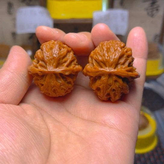 文玩核桃吊坠苹果园