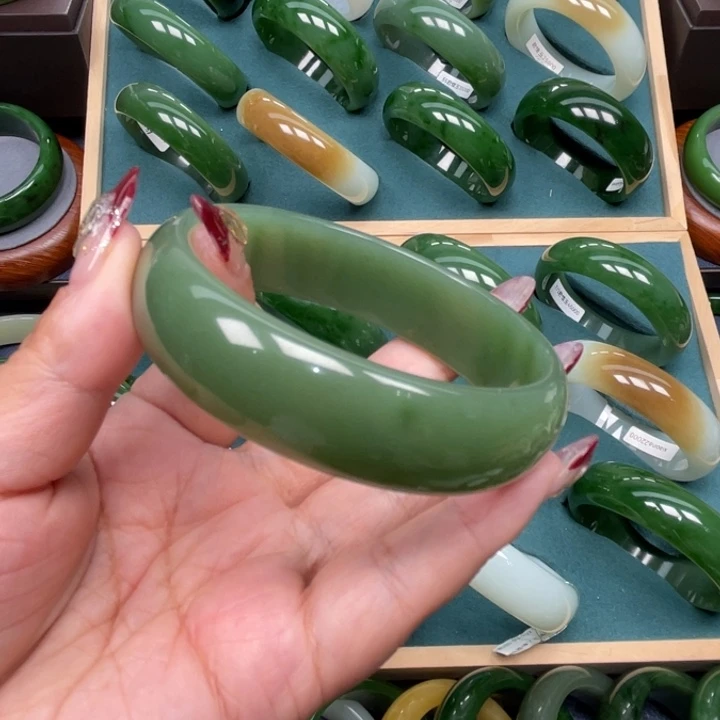 和田玉未镶嵌手镯