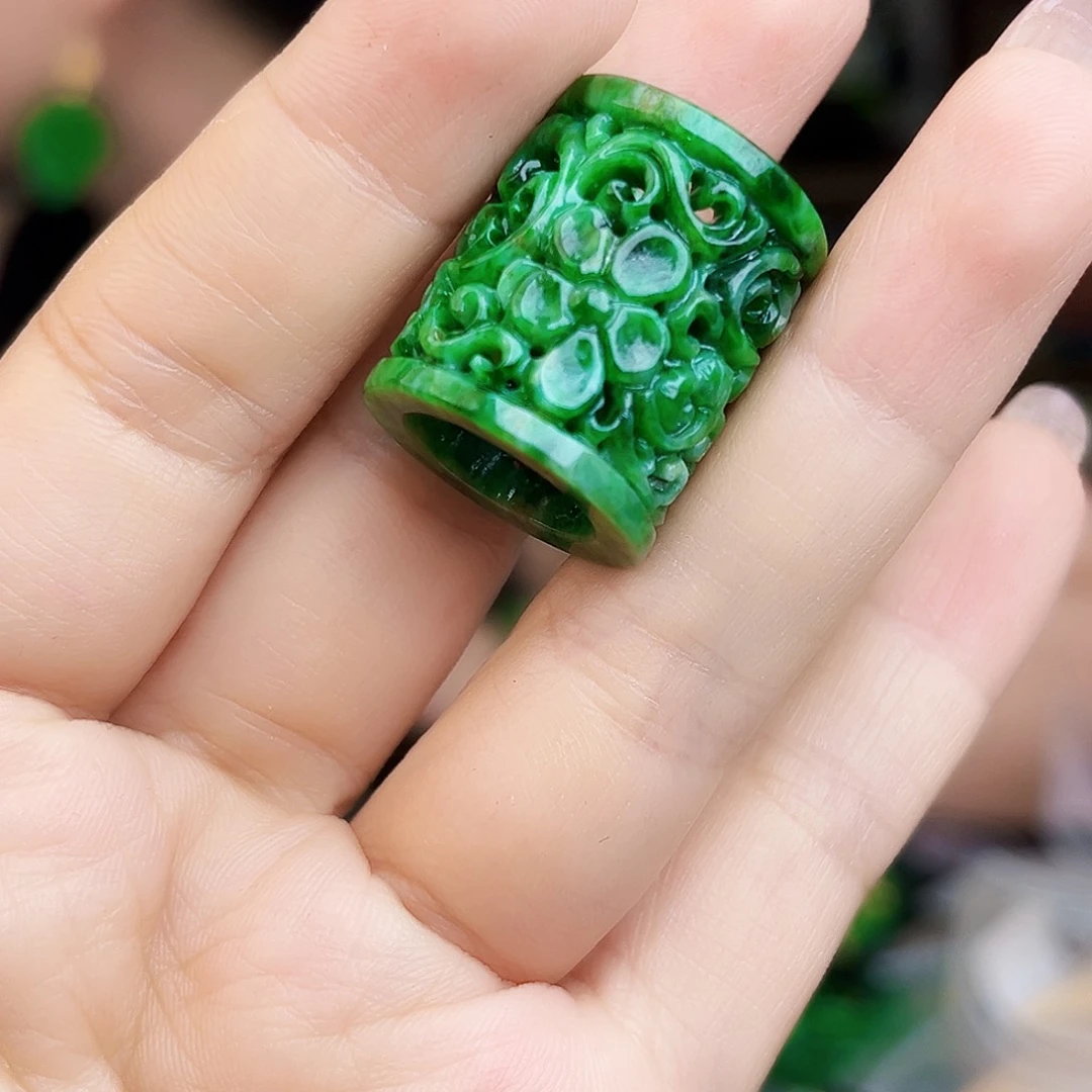 翡翠未镶嵌颈饰多样性