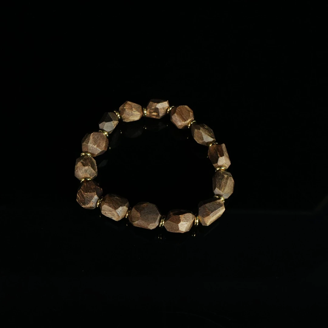 B111 安汶黄油软丝老料沉香无相珠手串 /  7.87g