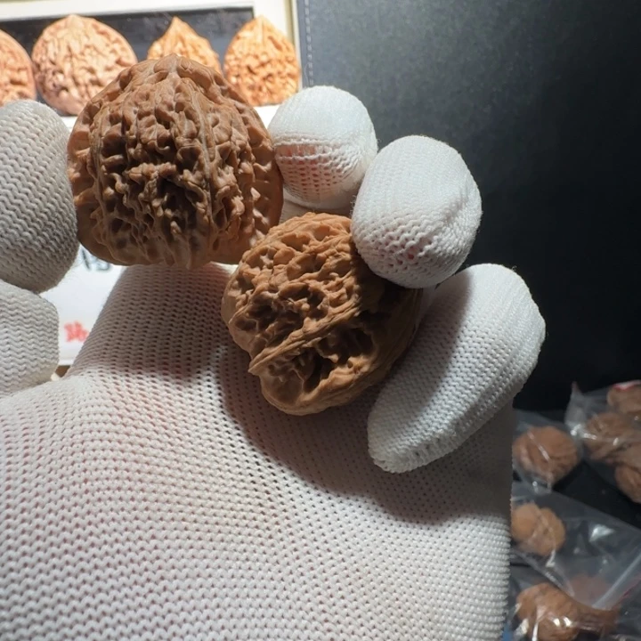 y***翼文玩核桃把件37三角白