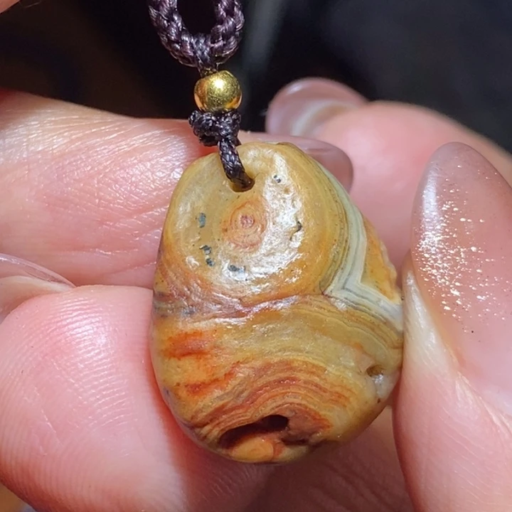 花岗石只买单纯的吊坠，没带链子，属的性质。