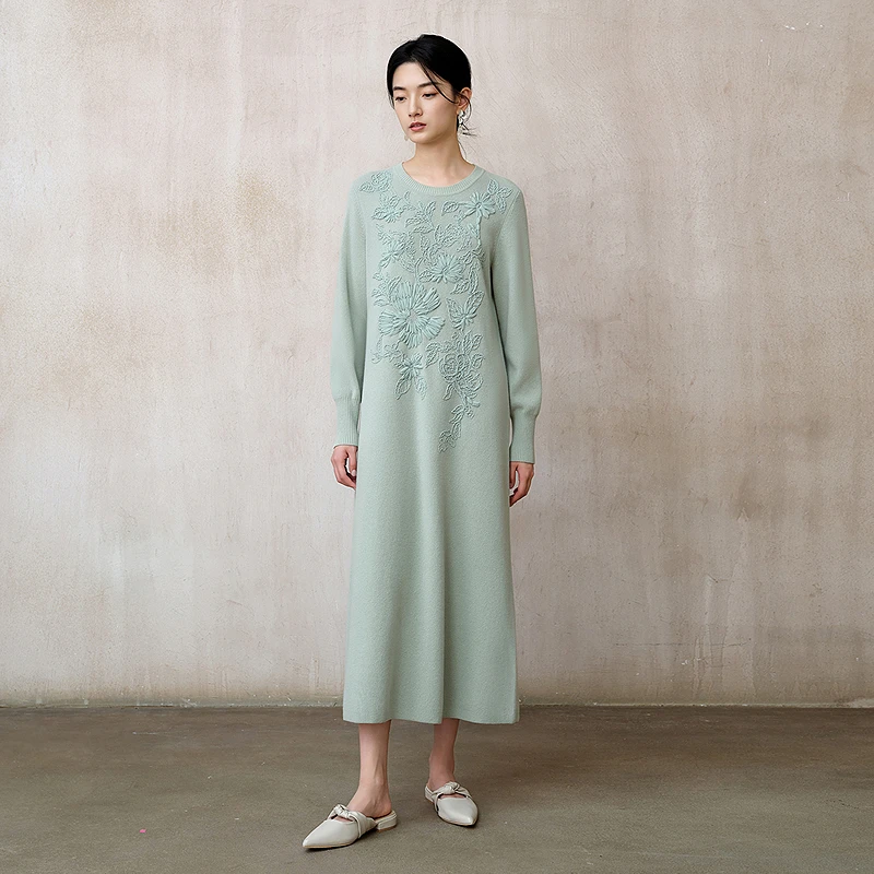 生活在左绵羊毛连衣裙盘带绣舒适优雅百搭2025秋季新款毛织长裙女