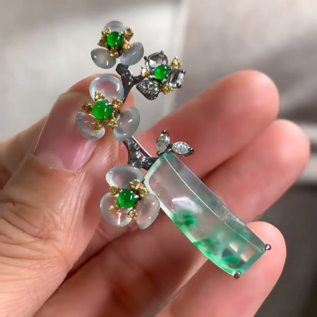 胸针新中式绿色小花无事牌小众设计ins长款吊坠项链貔貅冰