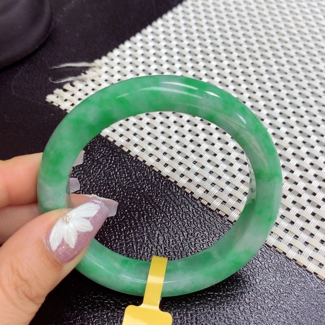 翡翠手镯未镶嵌缅甸