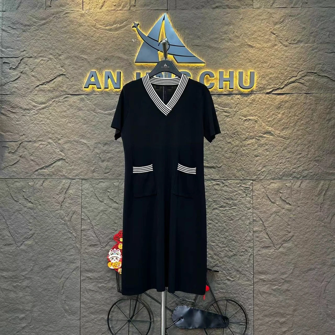 99 春季黑色V领高级感遮肉显瘦休闲简约中长款针织连衣裙