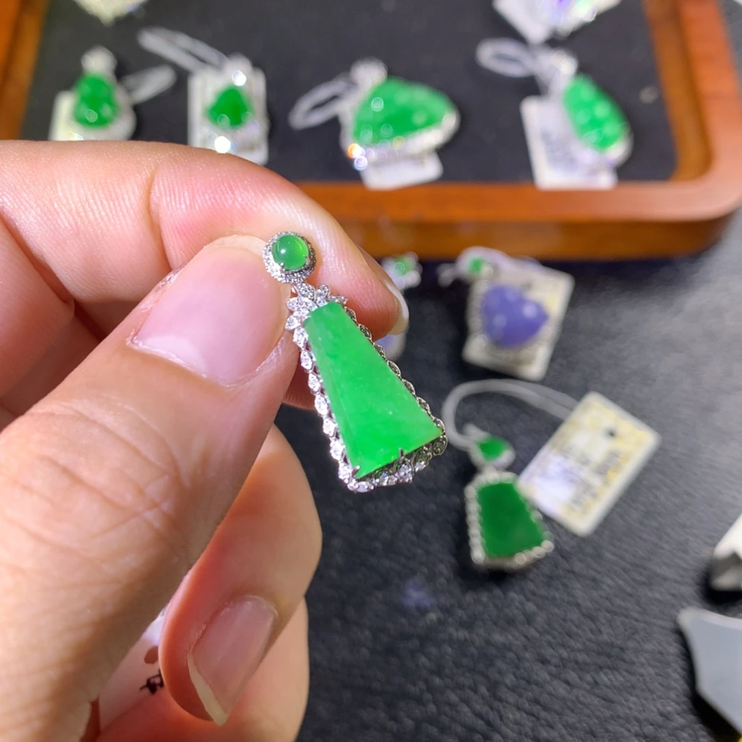 甜***蜜翡翠18K金镶嵌颈饰翡翠