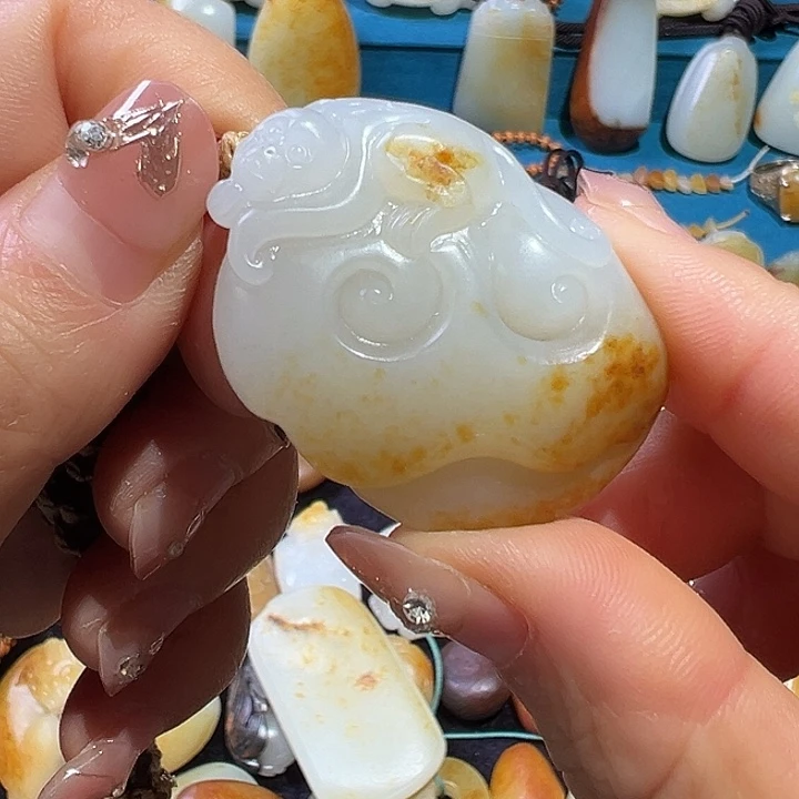 非***s和田玉未镶嵌颈饰不退不换