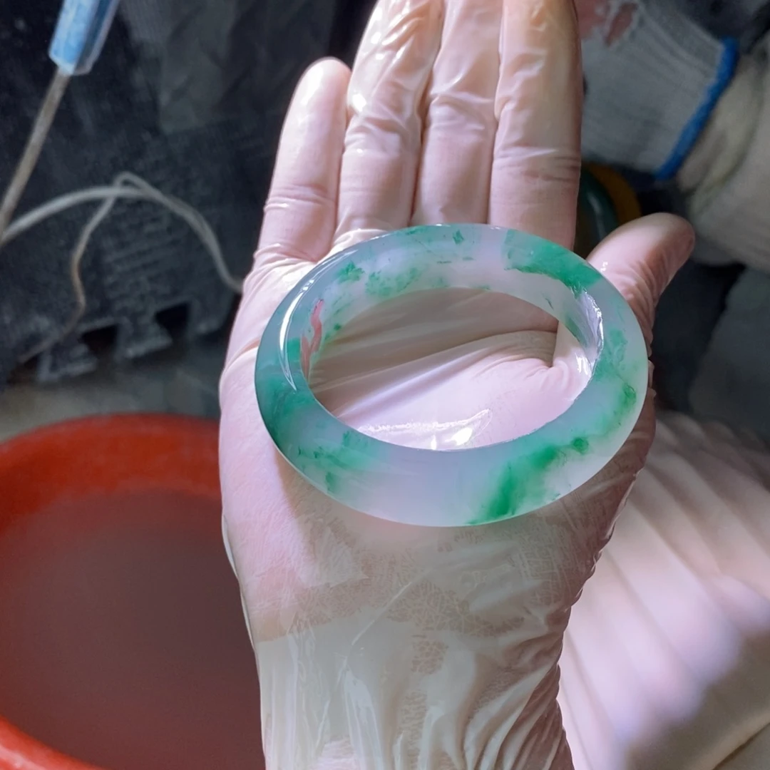 这***吗石英质玉（非洲翠）未镶嵌手镯定制