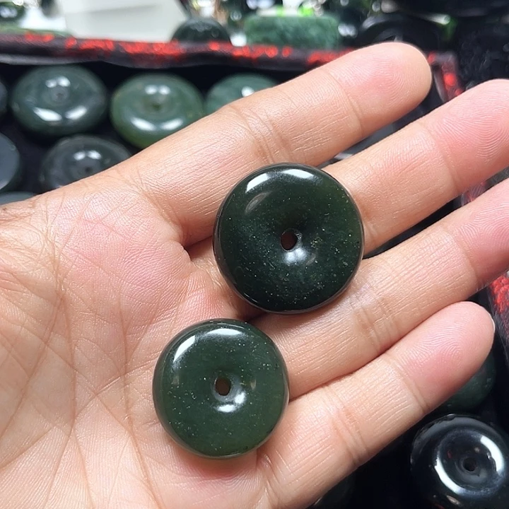 苗***苗蛇纹石玉未镶嵌颈饰