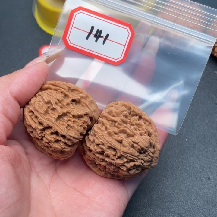 ****福文玩核桃把件南疆石
