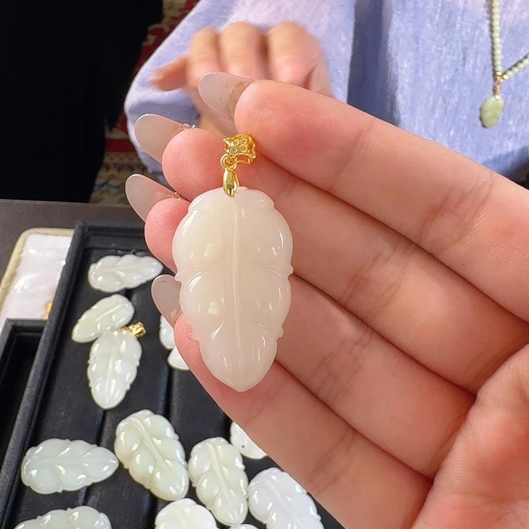 颈饰银S925镶嵌和田玉白玉大号叶子卡40