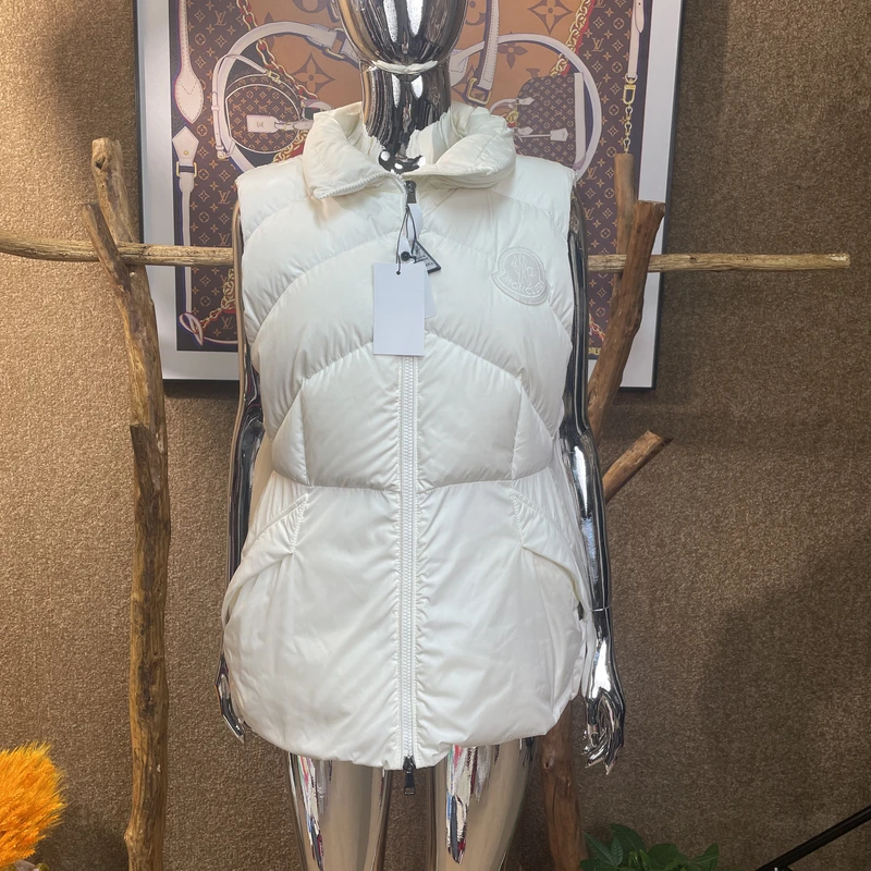 99新 MONCLER 纯色羽绒马甲 3码40132