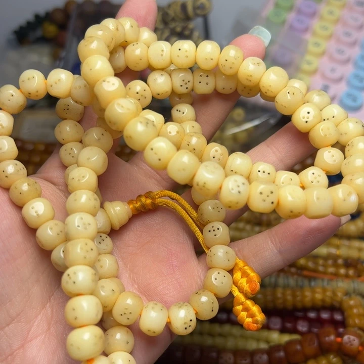 玻璃颈饰1828。   一条
