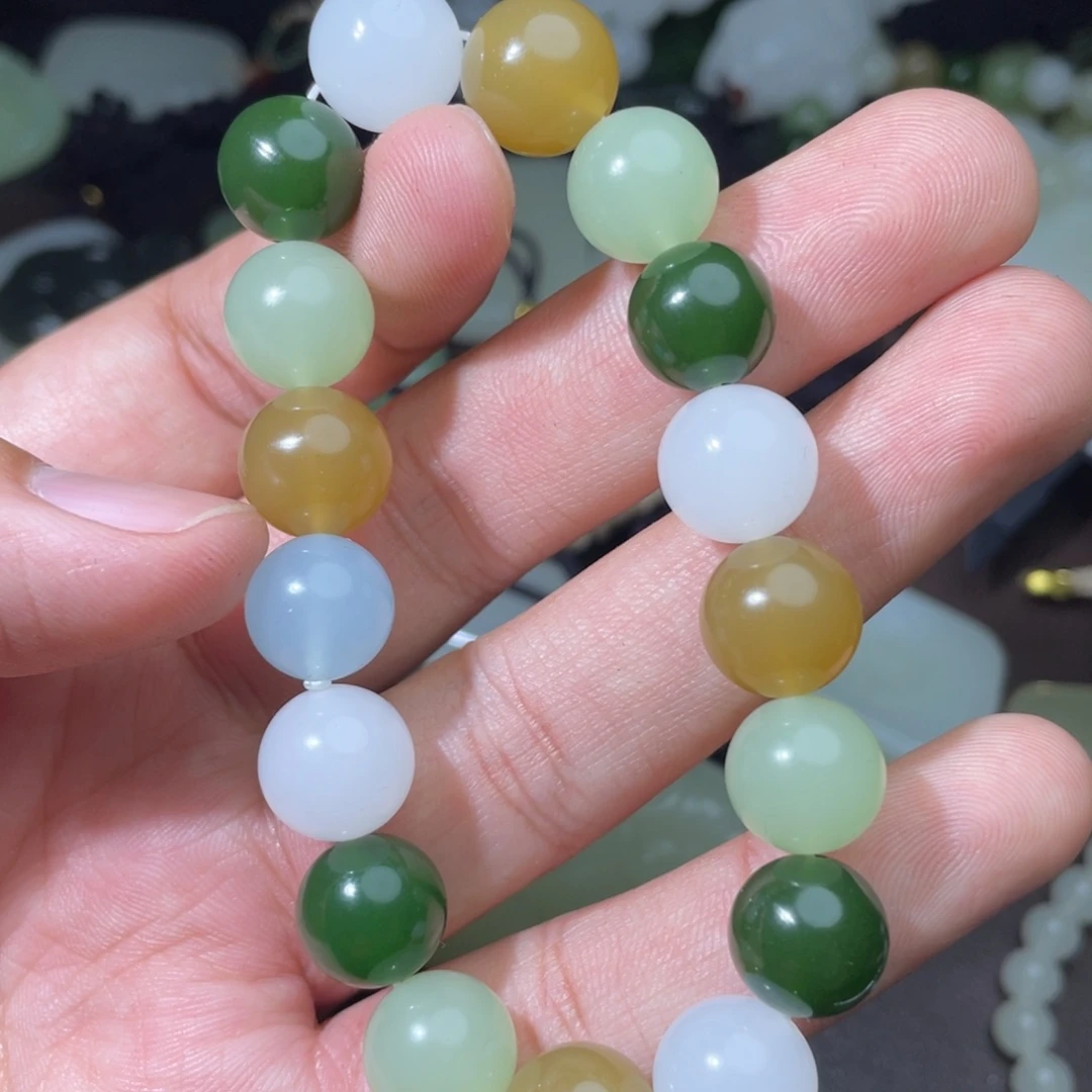 颈饰未镶嵌和田玉朴*。