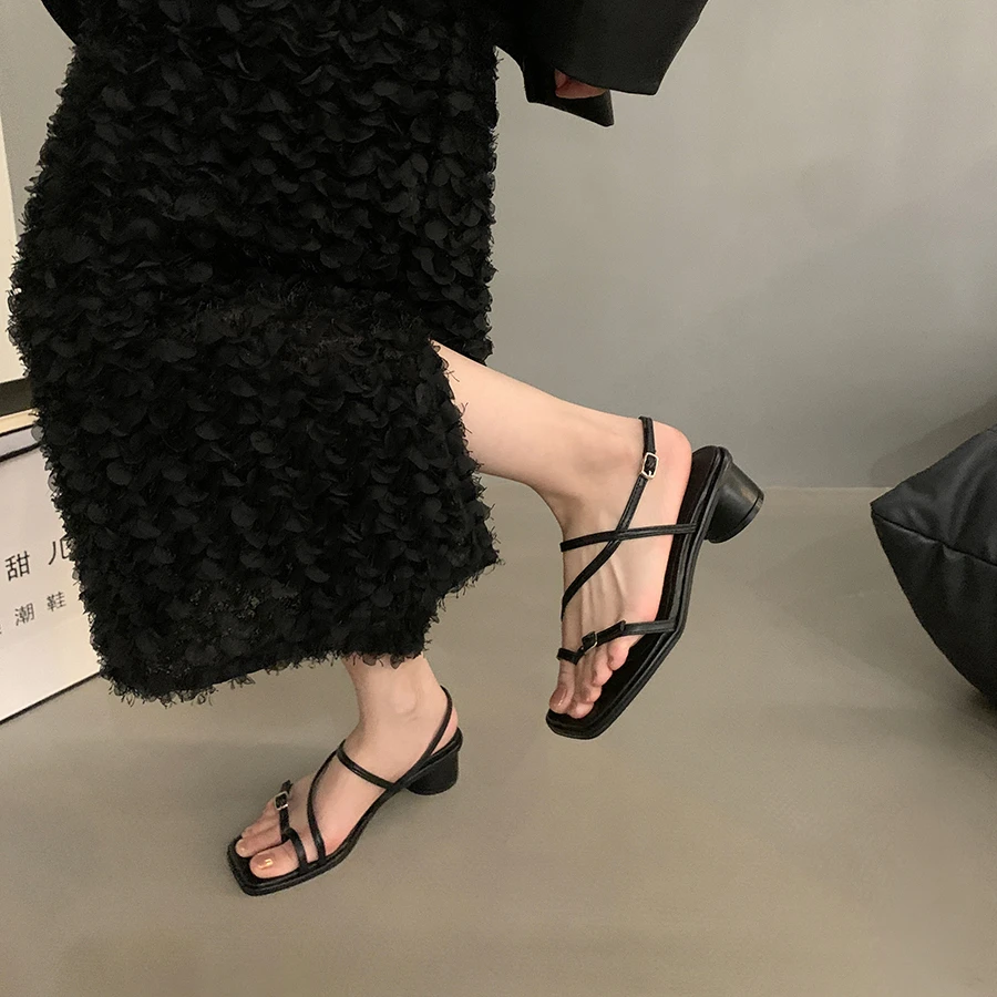 超火！粗跟黑色法式一字带凉鞋仙女鞋子2025新款夏季搭配裙子百搭