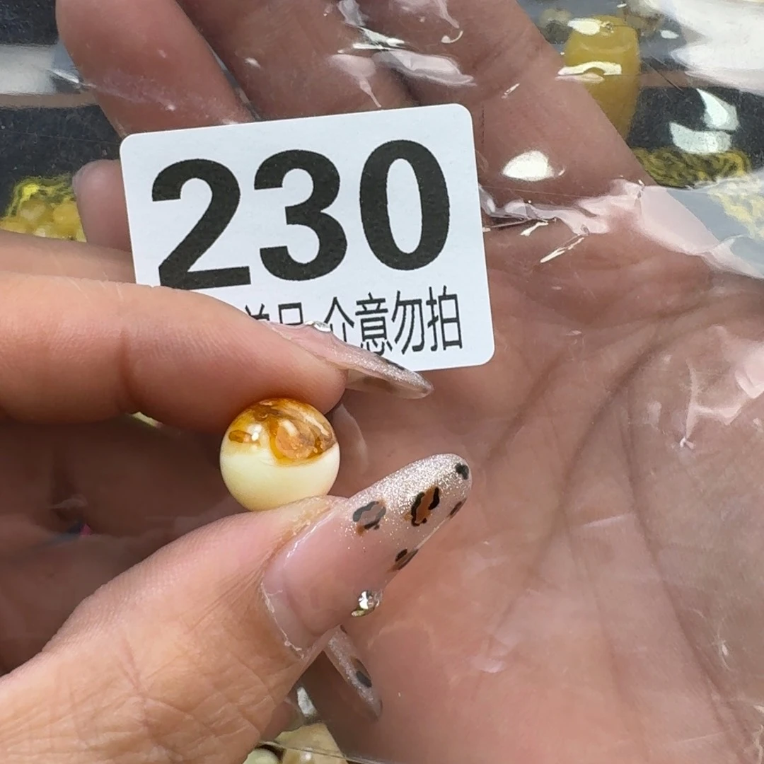 琥珀裸石未镶嵌至**刻