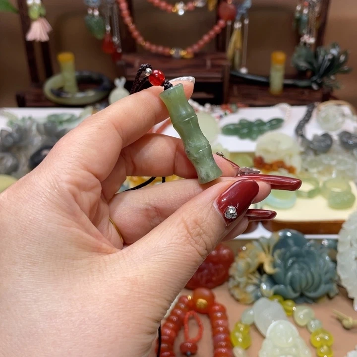 蛇纹石玉颈饰未镶嵌