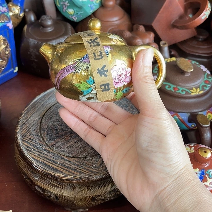 段泥茶壶原矿泥料手工制作的一把紫砂壶。