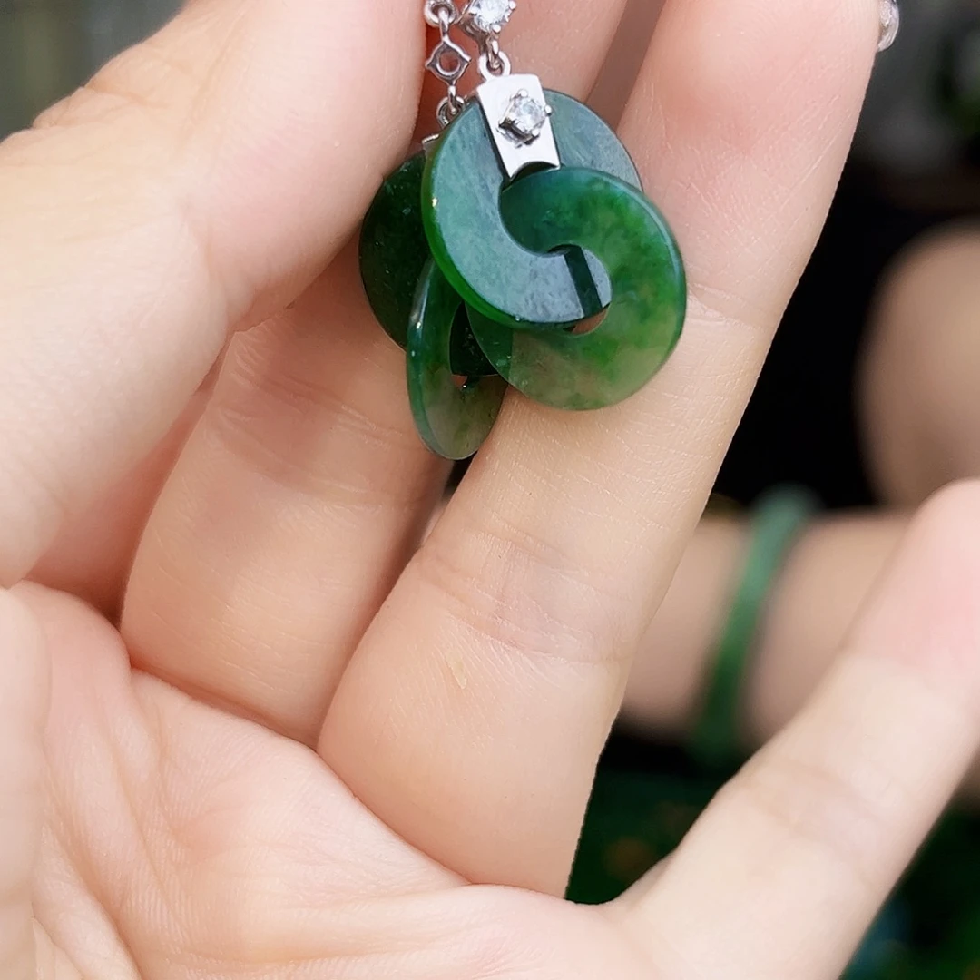 翡翠18K金镶嵌颈饰多样性