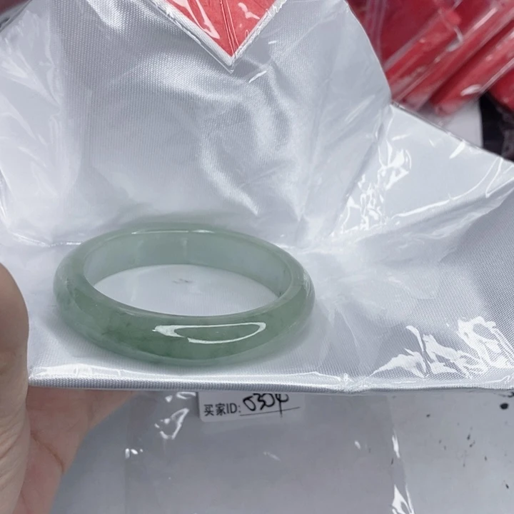 翡翠未镶嵌手镯一图一物实物为准（微瑕处理）