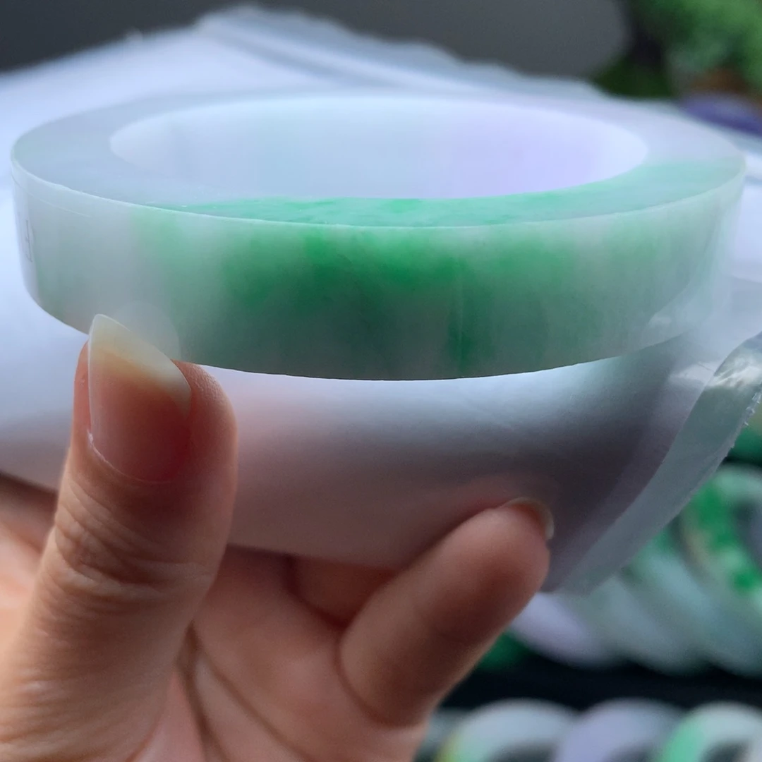 未镶嵌种老起胶白底青超漏54一60定制翡翠