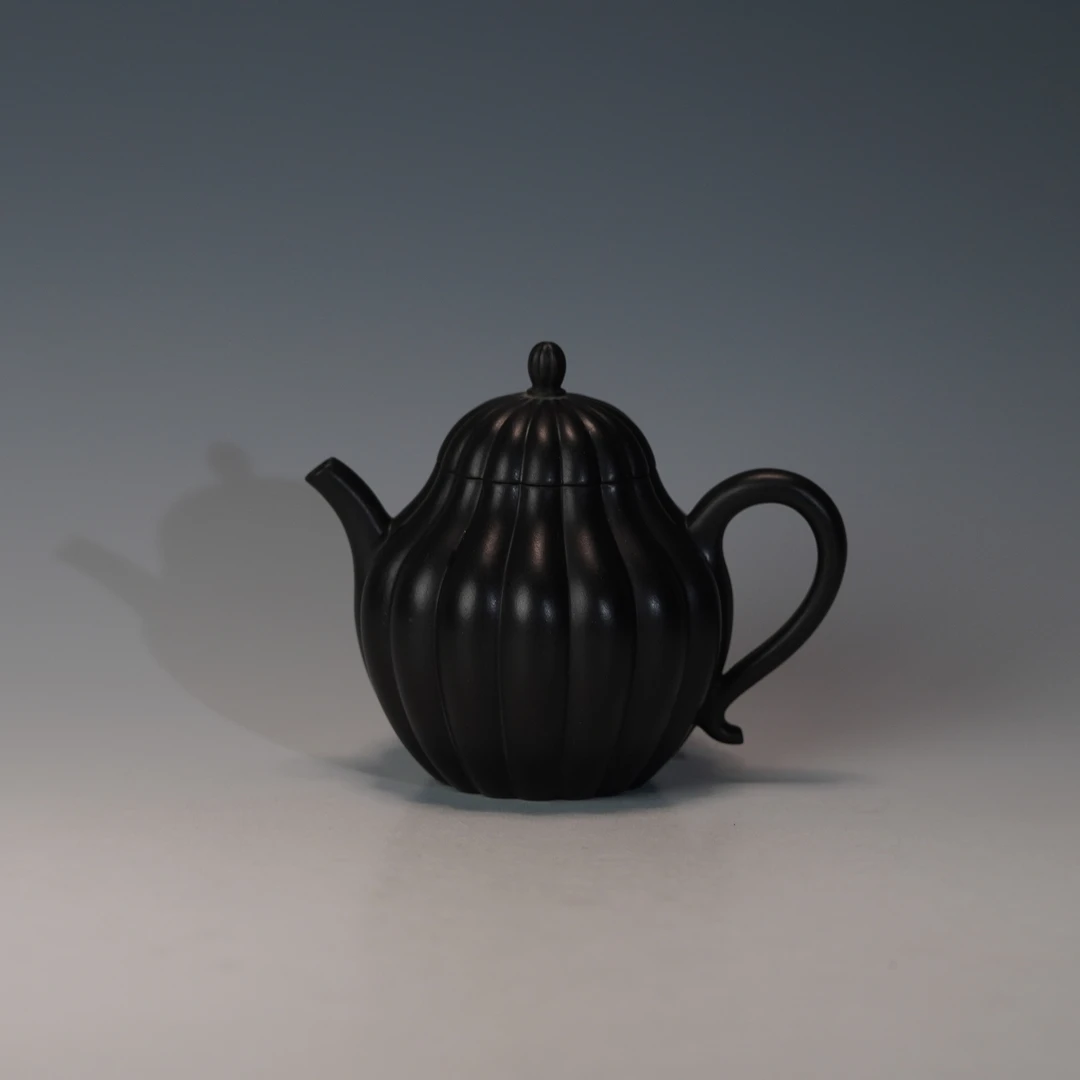 lot.22822 王涛 紫泥焐灰菱花秋水壶 150cc