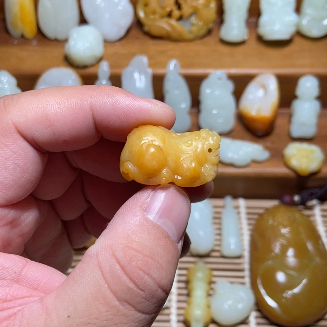 浆***果和田玉未镶嵌颈饰