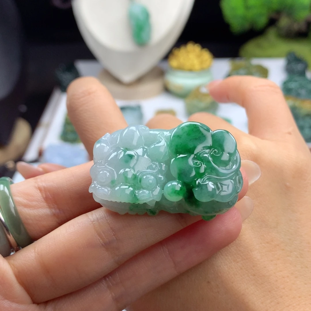 翡翠未镶嵌颈饰A31 阴阳眼辣绿霸王貔貅