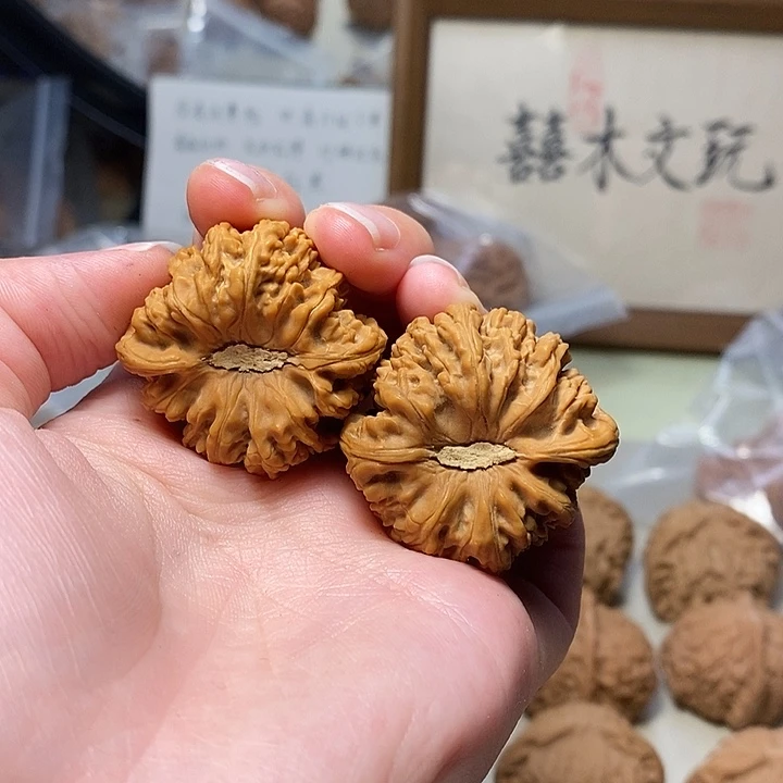 文玩核桃吊坠36红宝石
