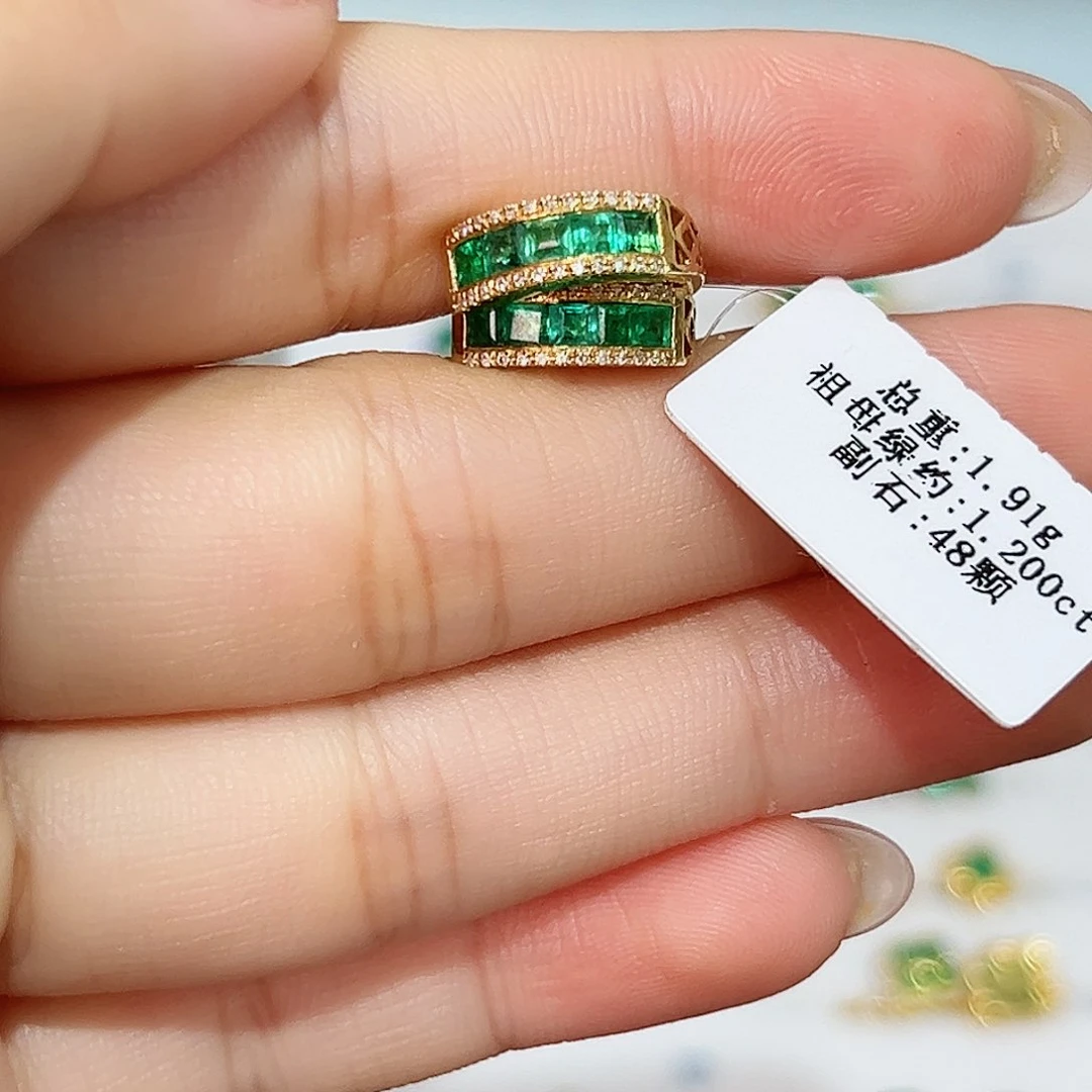 耳饰18K金镶嵌祖母绿