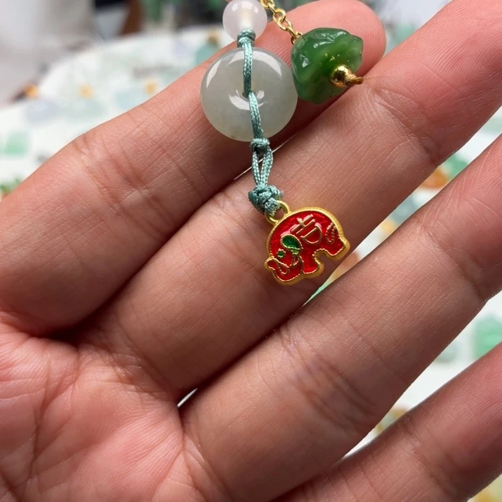 翡翠未镶嵌颈饰红象