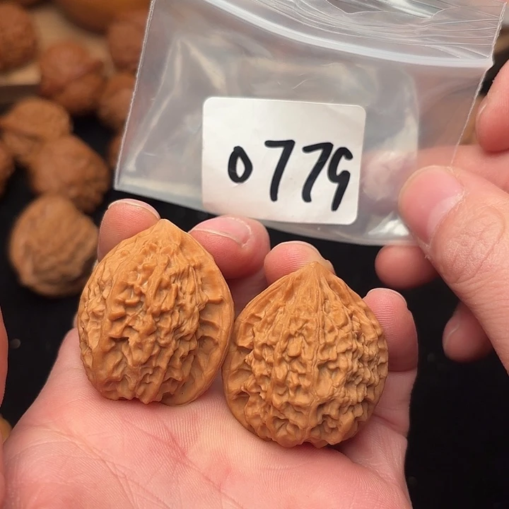 文玩核桃把件35 尺     金牛