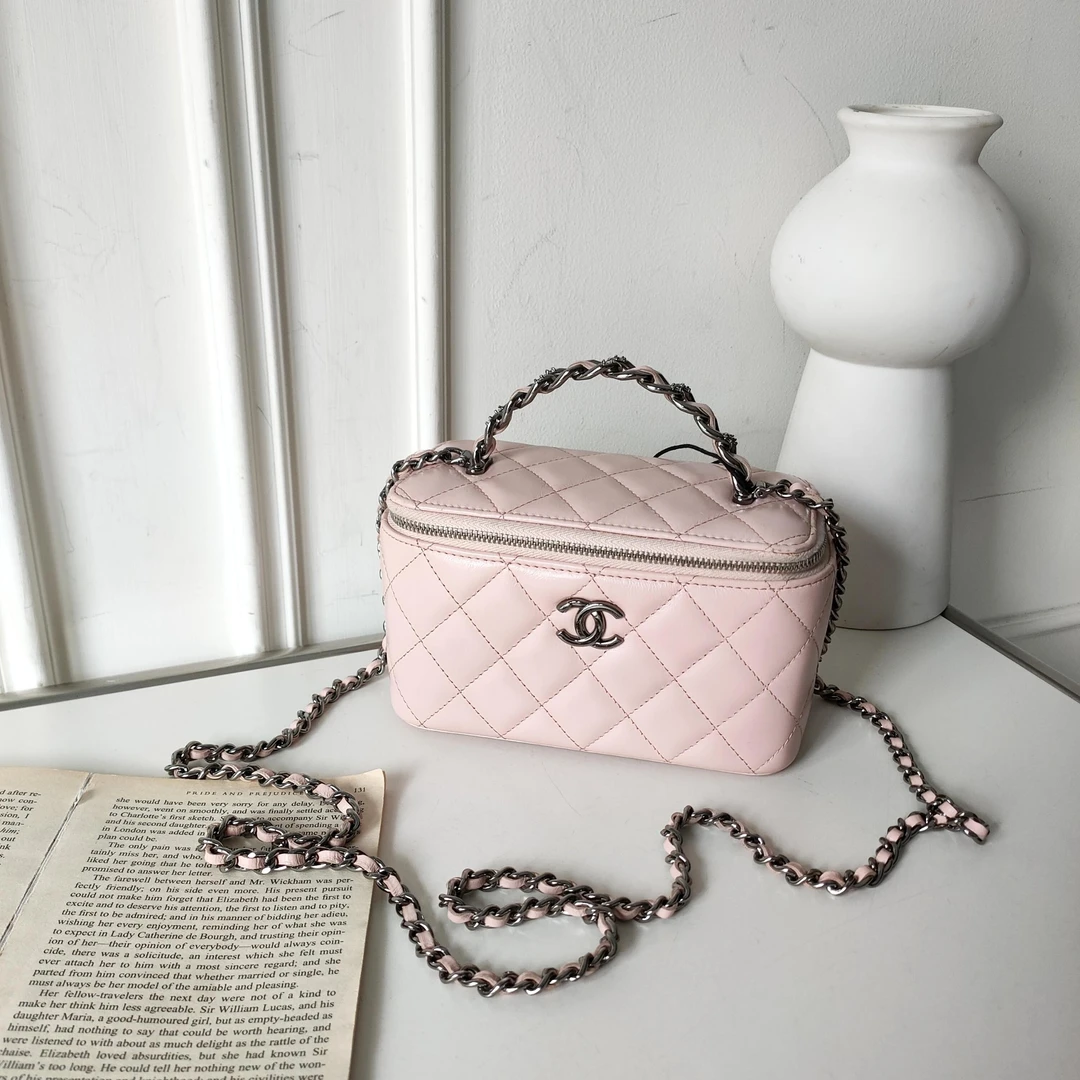 95新 Chanel/香奈儿 23K浅粉牛皮水钻手柄款化妆长盒斜挎包49945