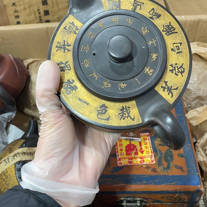 紫砂茶壶原矿泥料，纯手工制作的一把紫砂壶。