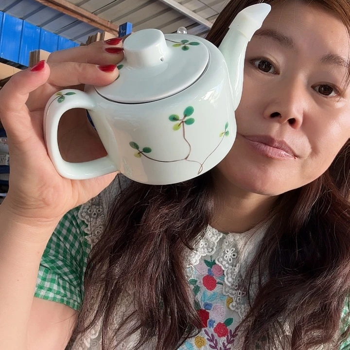 骨瓷手绘四叶草茶壶