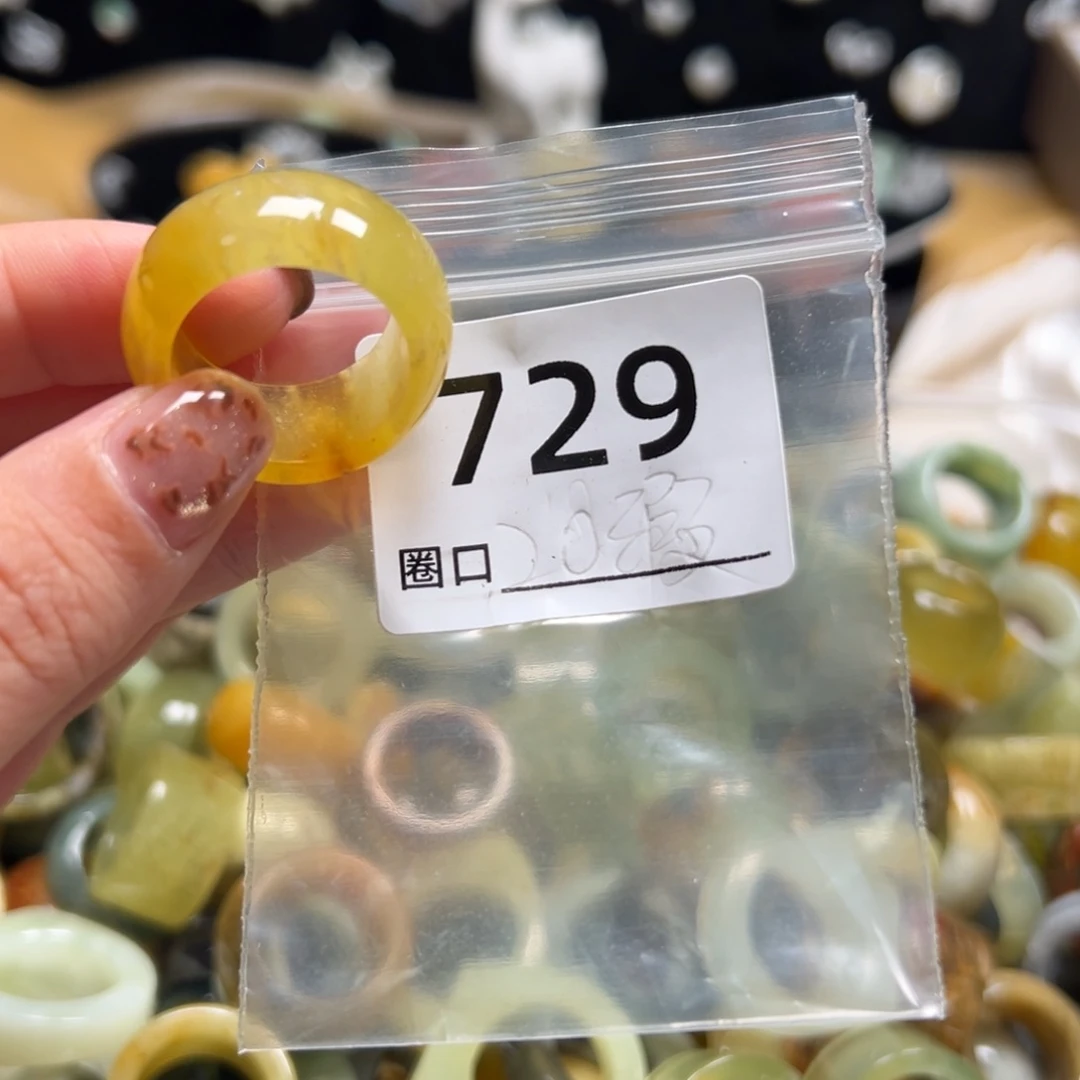 一***排蛇纹石玉未镶嵌戒指